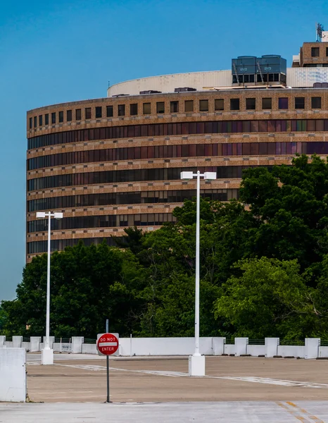 Building and top level of parking garage in Towson, Maryland. — Stock Photo, Image