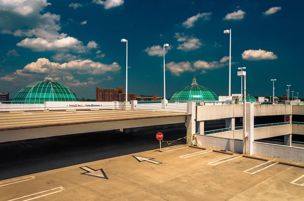 Parking garage and domes on the roof of Towson Town Center, Mary — Stock Photo, Image