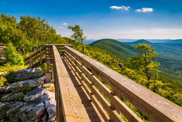 Spazierbrücke und Blick auf die Appalachen vom großen Schloss, in — Stockfoto