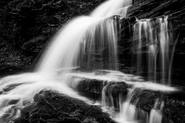 Immagine orizzontale in bianco e nero di Onondaga Falls, a Glen Leig — Foto Stock