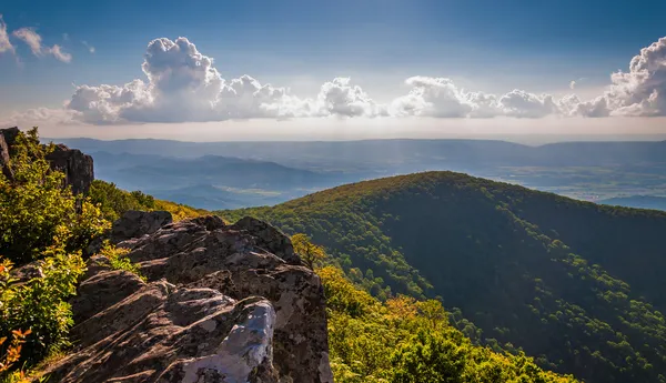 Kvällen utsikten från klipporna på hawksbill toppmöte, i shenandoah nati — Stockfoto