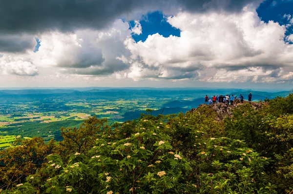 Large group of hikers on Stony Man Mountain, in Shenandoah Natio — Stock Photo, Image