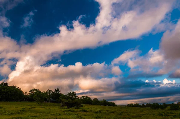 Sonnenuntergang Wolken über großen Wiesen im Shenandoah Nationalpark, jungfräulich — Stockfoto