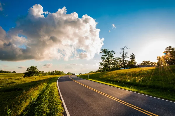 Zonsondergang over skyline drive in grote weilanden, shenandoah nationale pa — Stockfoto