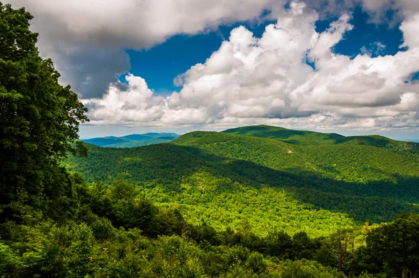 Vista della Blue Ridge e delle bellissime nuvole estive, viste da Sk — Foto Stock