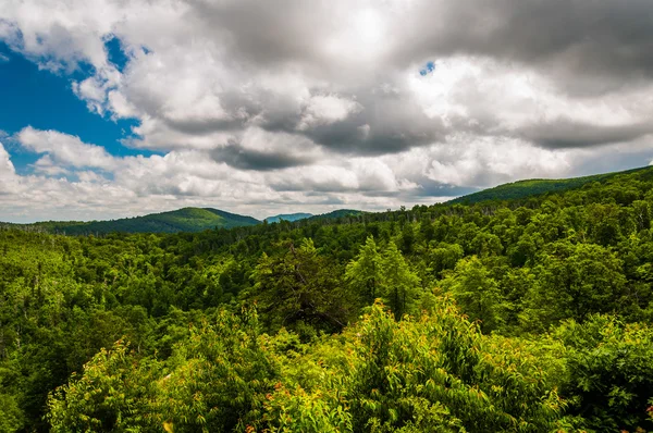 Lindas nuvens de verão sobre as montanhas Apalaches em Shenan — Fotografia de Stock