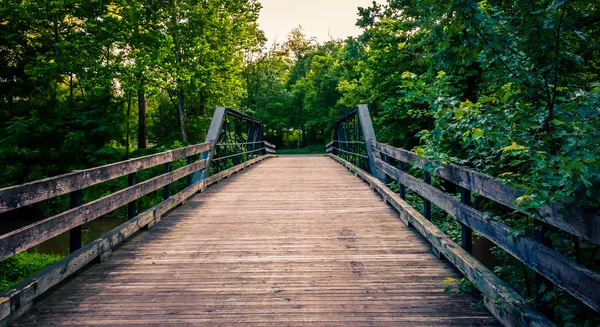 Старый деревянный мост через ручей в округе Южный Йорк, штат Пенсильвания — стоковое фото