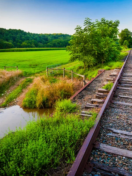 Gården och bäcken längs järnvägsspåren i södra york county, pa — Stockfoto