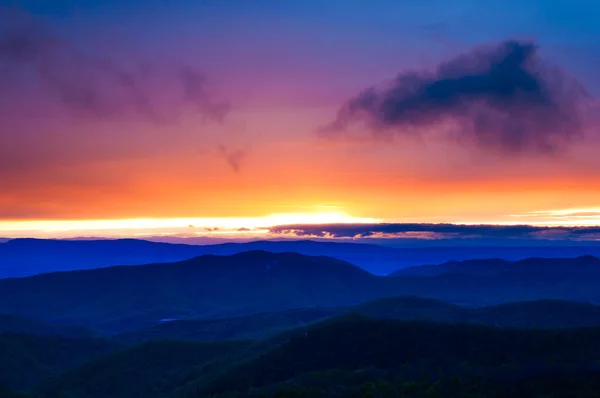 Pôr do sol de primavera colorido sobre as Montanhas Blue Ridge de Skylin — Fotografia de Stock