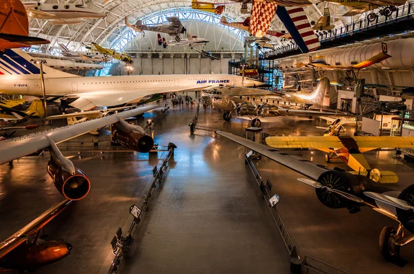Airplanes in the Air and Space Museum Udvar-Hazy Center, in Chan — Stock Photo, Image