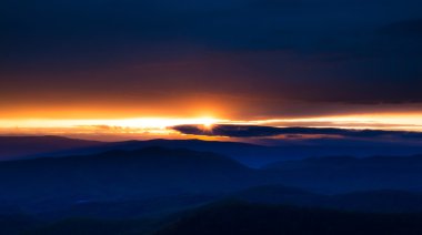 günbatımı blue ridge mountains sayfasından ŞA skyline sürücü üzerinde