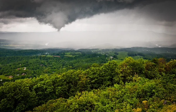 Nuage d'entonnoir et tempête de pluie printanière sur la vallée de Shenandoah, se — Photo