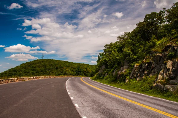 Céu de verão sobre Skyline Drive no Parque Nacional Shenandoah, Virgi — Fotografia de Stock