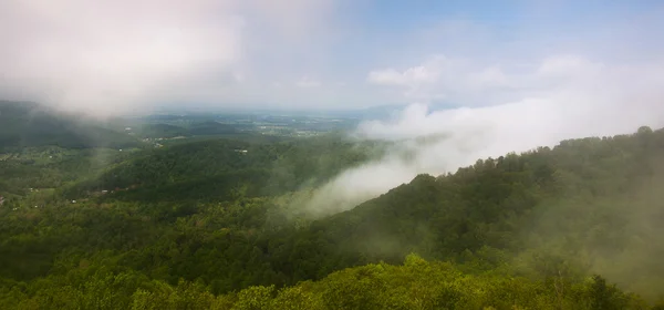 Vista del valle de Shenandoah a través de niebla y densas nubes bajas — Foto de Stock