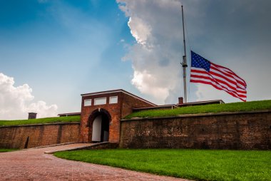 Yaz fırtına bulutları ve Amerikan bayrağı balti yılında fort mchenry üzerinde