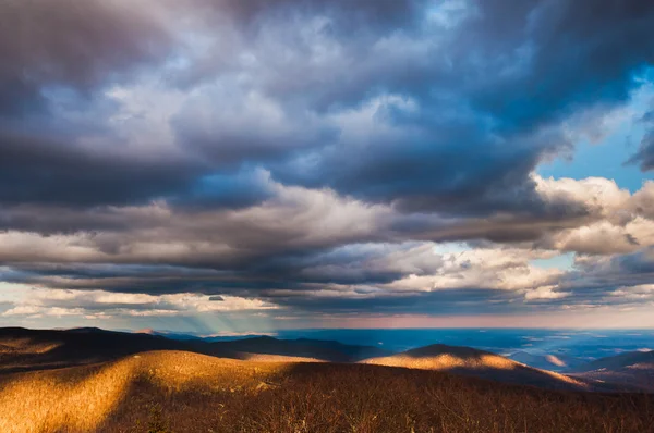 Hermoso cielo de invierno sobre las montañas Blue Ridge en Shenandoah — Foto de Stock