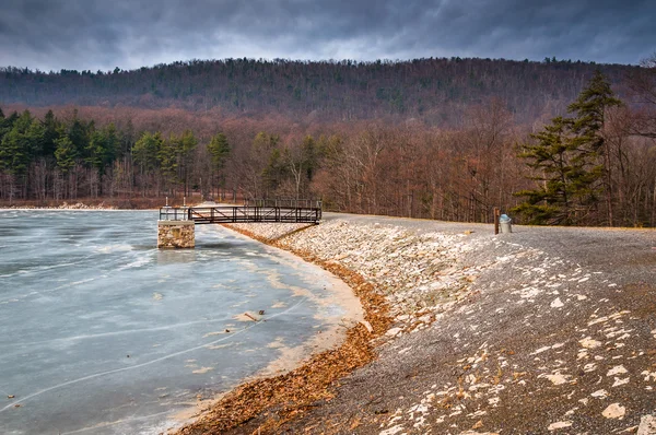 Nuages sombres au-dessus du lac Cowans Gap, vus gelés pendant le wi — Photo