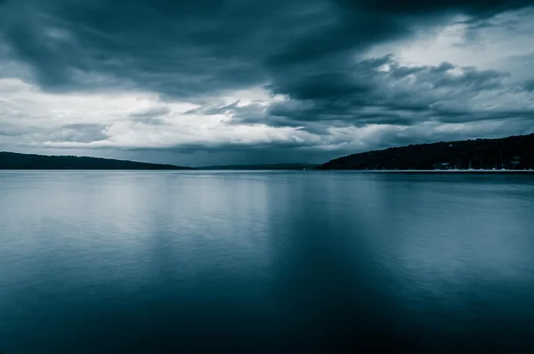 Dunkle Gewitterwolken über dem Cayuga-See in New York. — Stockfoto