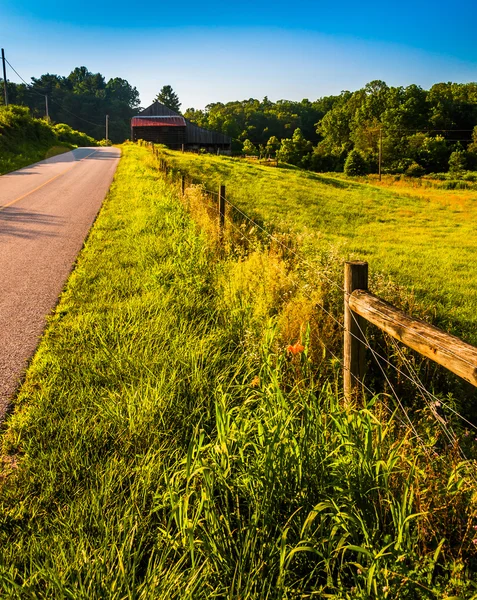 Ogrodzenia i traw na drodze kraju w południowej york county, pe — Zdjęcie stockowe