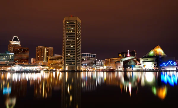 Longa exposição do horizonte de Baltimore e do porto interior à noite — Fotografia de Stock