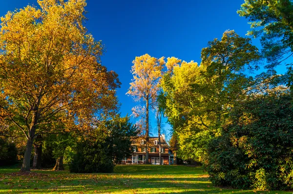 Sídlo a podzimní barvy v longwood zahrady, Pensylvánie. — Stock fotografie