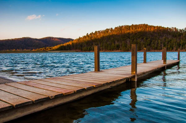 Piccola darsena sul lago Arrowhead, vicino a Luray, Virginia . — Foto Stock