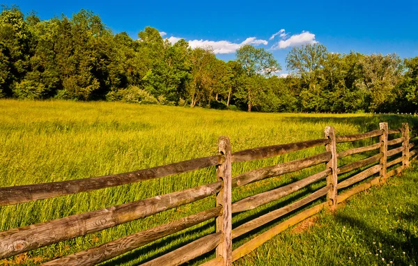 Забор на лугу в Национальном поле боя Антитэм, Мэриленд . — стоковое фото