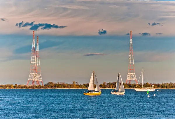 Радіо вежі і Вітрильники в Аннаполіс, Меріленд. — стокове фото