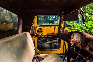 terk edilmiş araba mezarlığı araçlarda.