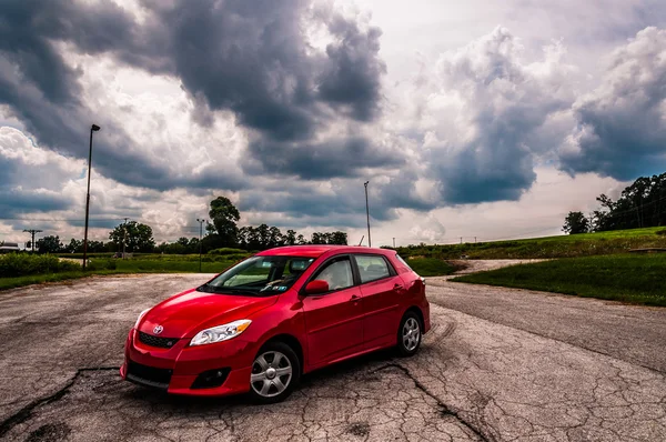 A Toyota Matrix in a old parking lot. — Stock Photo, Image