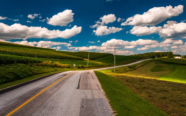 Beautiful summer clouds over a country road in rural York County — Stock Photo, Image