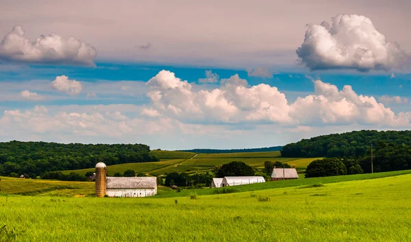 Hermoso cielo de verano sobre graneros y campos de cultivo en el sur de York — Foto de Stock