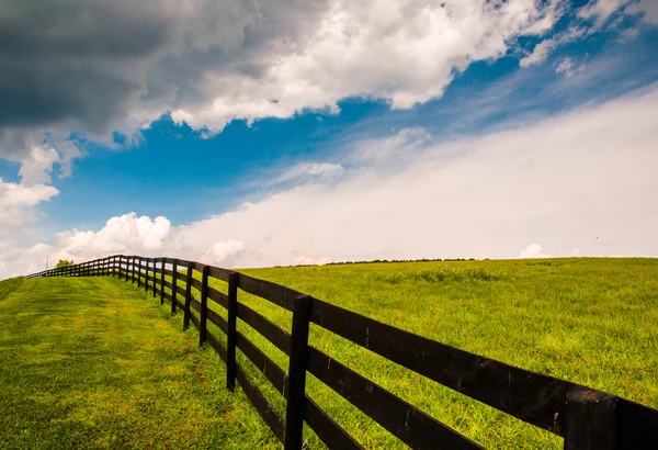 Belo céu de verão sobre cerca e campo no sul de York Count — Fotografia de Stock