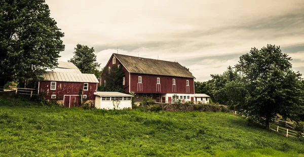 Velhos celeiros rústicos em uma fazenda no condado rural de York, Pensilvânia . — Fotografia de Stock