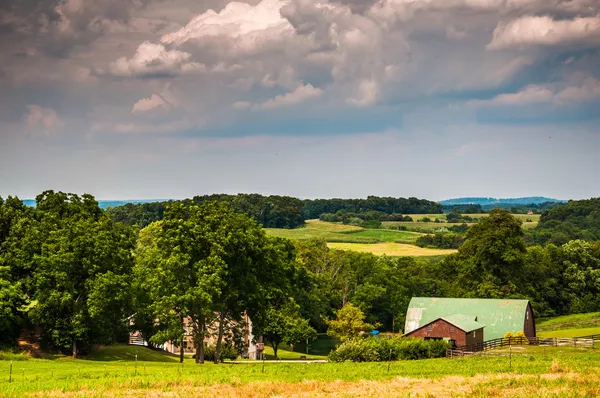 暴风雨天空中农村南部纽约 co 的谷仓和农场的字段 — 图库照片