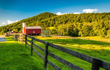 ahır ve alanları bir çiftlikte shenandoah Vadisi, virginia.
