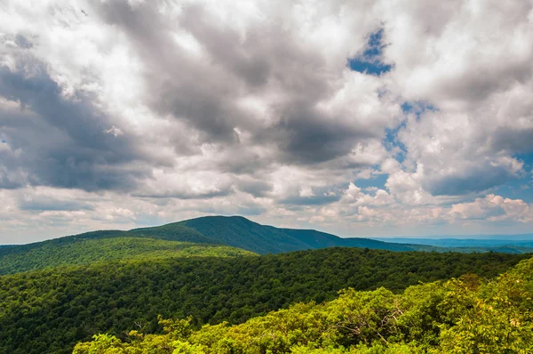 Nuages sur les Blue Ridge Mountains dans le parc national de Shenandoah — Photo