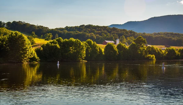 Boerderijen en heuvels langs de rivier van de shenandoah, in de shenandoah va — Stockfoto