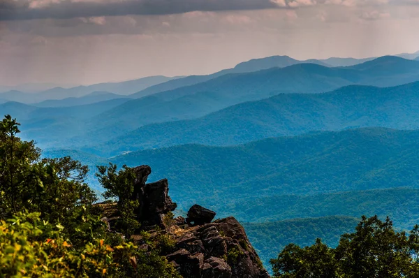 Rock outcrop on North Marshall and view of the Blue Ridge in She — Stock Photo, Image