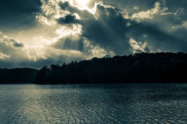 Dramatik günbatımı gökyüzü ve göl Williams, York üzerinde ışık ışınları,