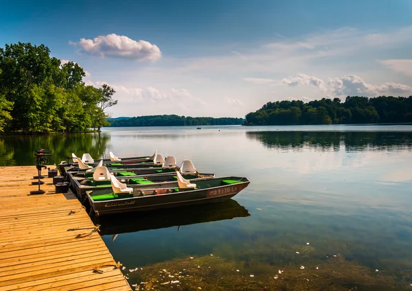 Docas e barcos no Reservatório Loch Raven, perto de Towson, Maryland . — Fotografia de Stock