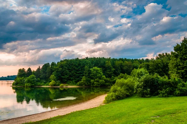 Kväll moln över stranden av sjön marburg, statligt codorus par — Stockfoto