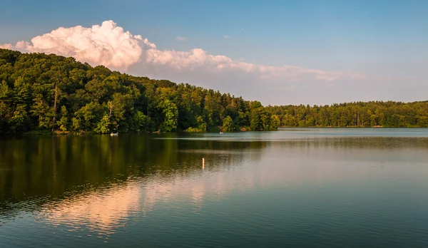 Kvällen ljus på sjön williams, nära york, pennsylvania. — Stockfoto