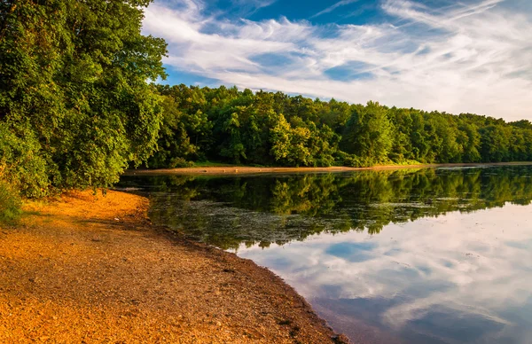 Avondlicht op de oever van lake marburg, in codorus staat par — Stockfoto