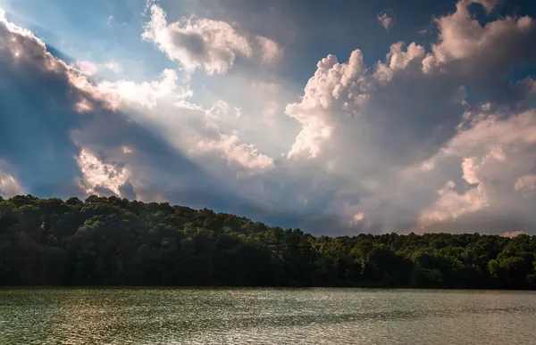 Incredible evening light rays over Lake Williams, in York, Penns — Stock Photo, Image