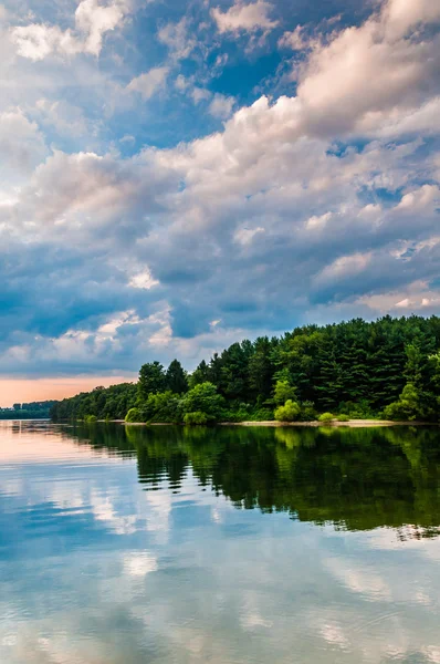 Weerspiegeling van wolken en bomen in lake marburg, op codorus staat — Stockfoto