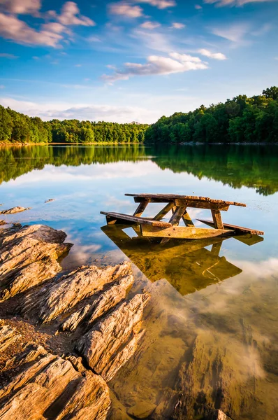 Stenar och ett picknickbord i sjön marburg, på codorus state park, — Stockfoto