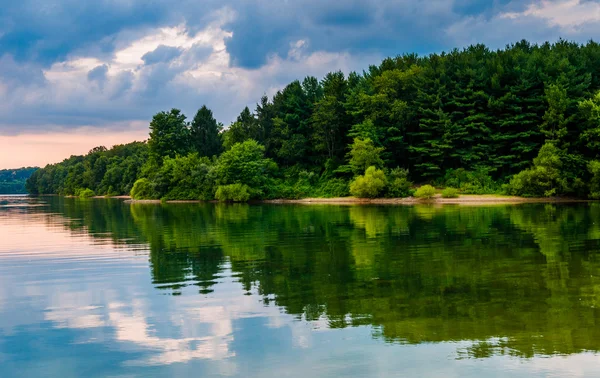 A costa do Lago Marburg, em Codorus State Park, Pensilvânia . — Fotografia de Stock