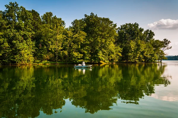 Árvores e barco refletindo em Loch Raven Reservatório, perto de Towson , — Fotografia de Stock