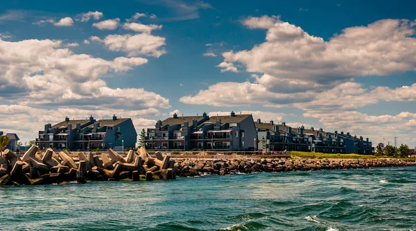 Waterfront condos and a jetty in Point Pleasant Beach, New Jerse — Stock Photo, Image